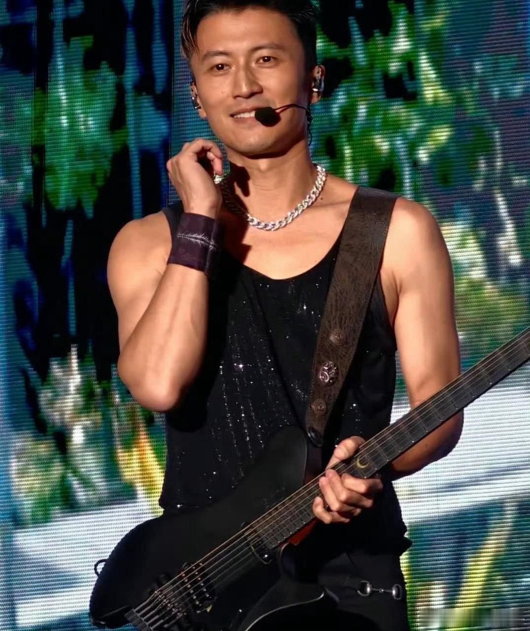 谢霆锋本周还有演唱会 锋哥这周舞台依旧炸翻，全程不停唱跳，全场大合唱的时候直接狠