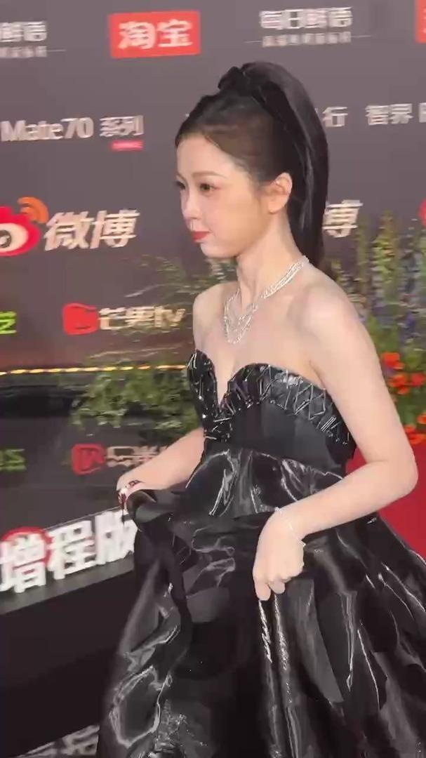 👀虞书欣这姐拍戏是真敢拼啊，《长生骨》最新路透大腿上那块淤青直接挂上热搜，目测