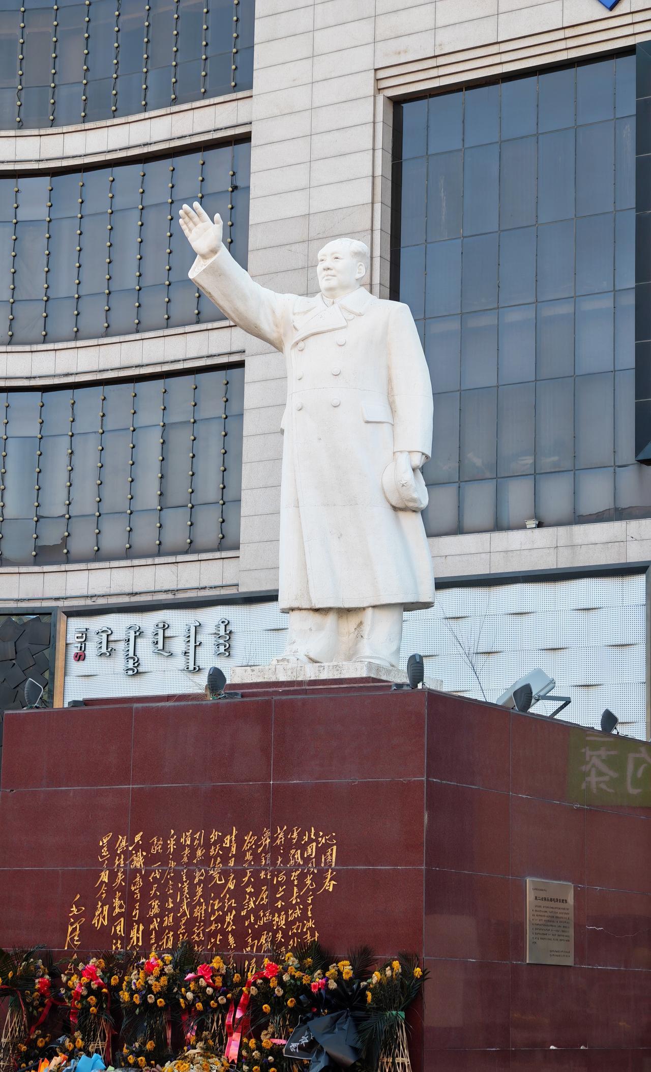 毛主席雕像，在曾经的城市中央！
后面曾经是东方红电影院，现在已被高楼大厦取代了，
