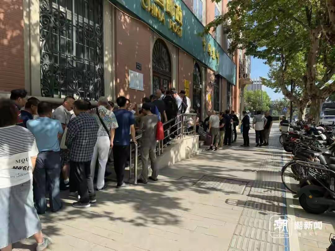 看看杭州新邮首发当天排队的情况难道邮市的春天又要来了
 做为一个拥有四十多年集邮