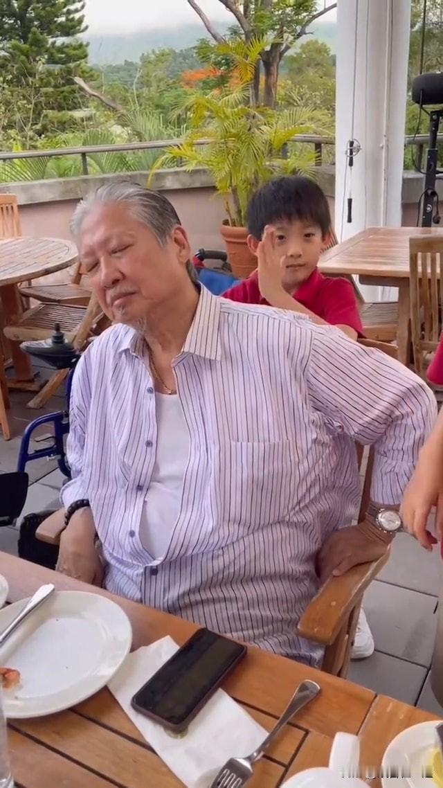 香港动作明星洪金宝于7日庆祝了自己的72岁生日，近年来过上了养尊处优的生活，与太