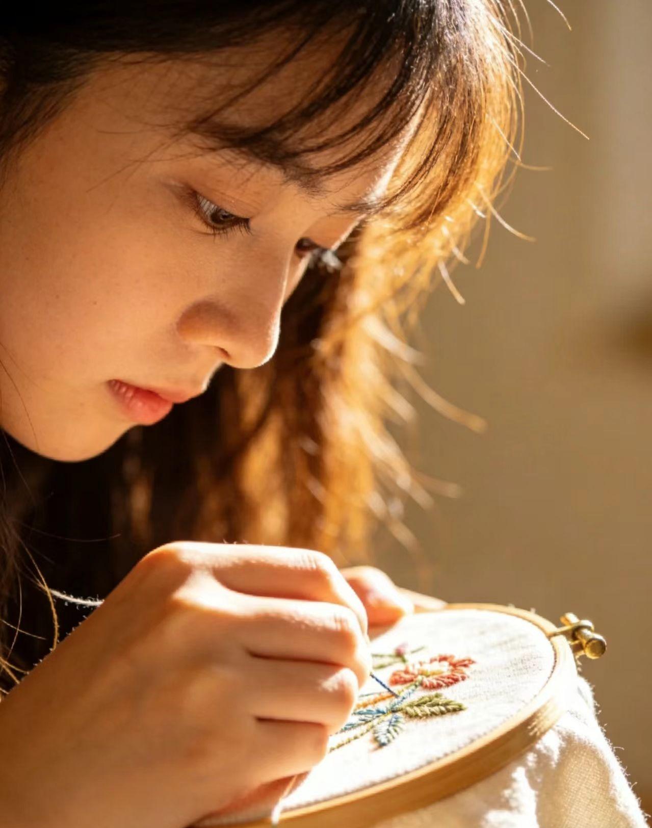 晒晒你的兴趣爱好。例如喜欢上了做手工，给大家看看我的十字绣作品。

闲暇沉迷手工