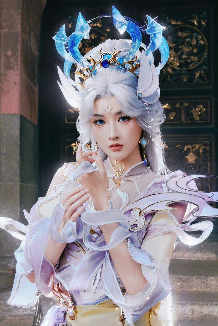 王玉雯艾莎公主本主 你好星期六 仙气十足的造型登场，王玉雯化身艾莎公主参与游戏，
