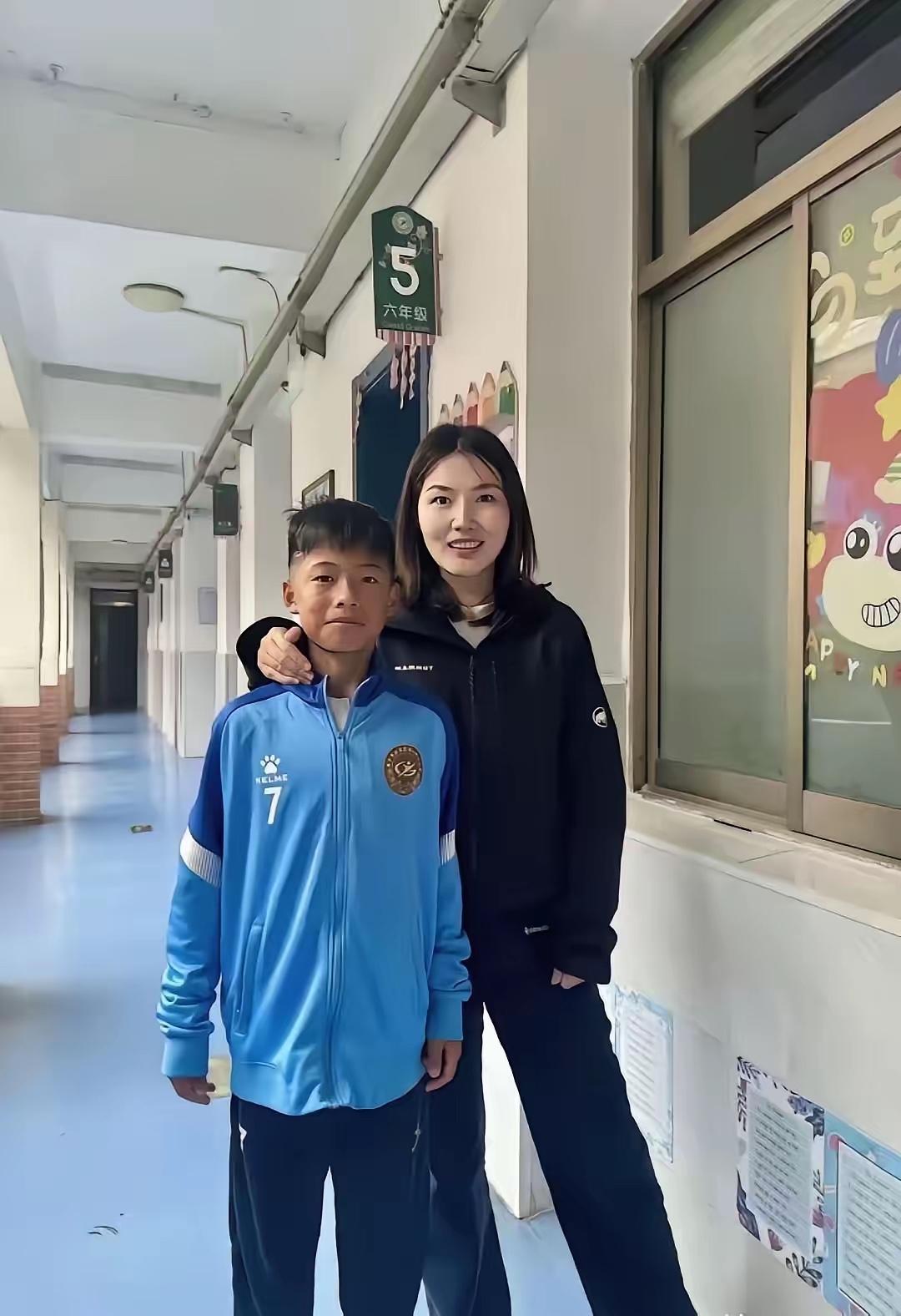 南京12岁的“空翻少年”孟新艺带着冠军奖杯从意大利回来了。刚回到学校，班主任许老