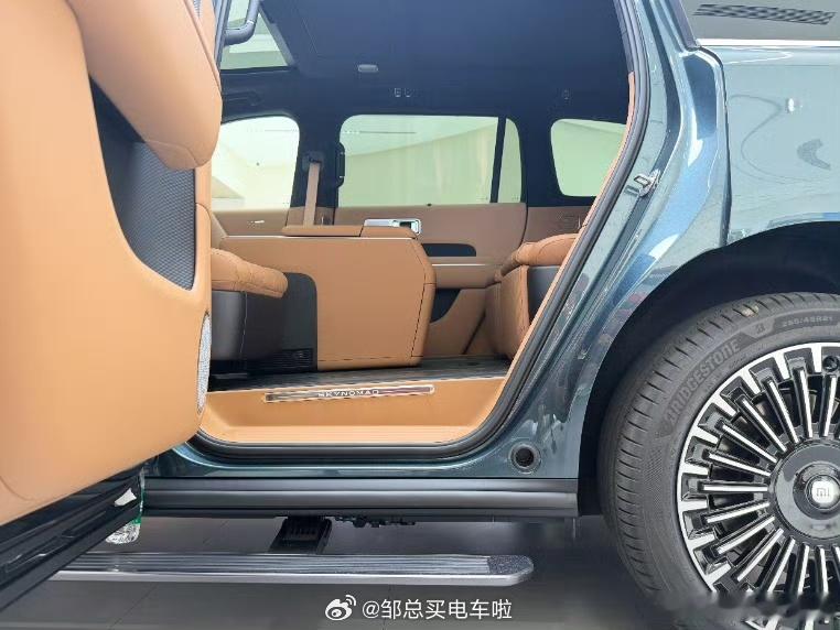 这里有图有真相：确实纯平，没说水平！——这点真没法反驳。邹总买电车啦新能源汽车﻿