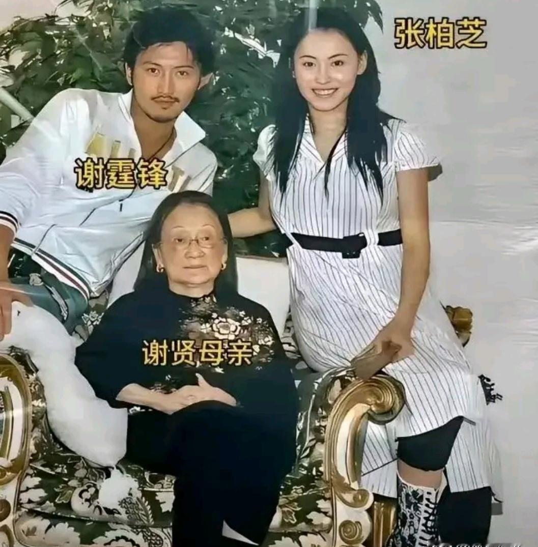 刷到一张老照片，一下子把我拉回了十几年前。
说实话，这张画面真的太戳人了。