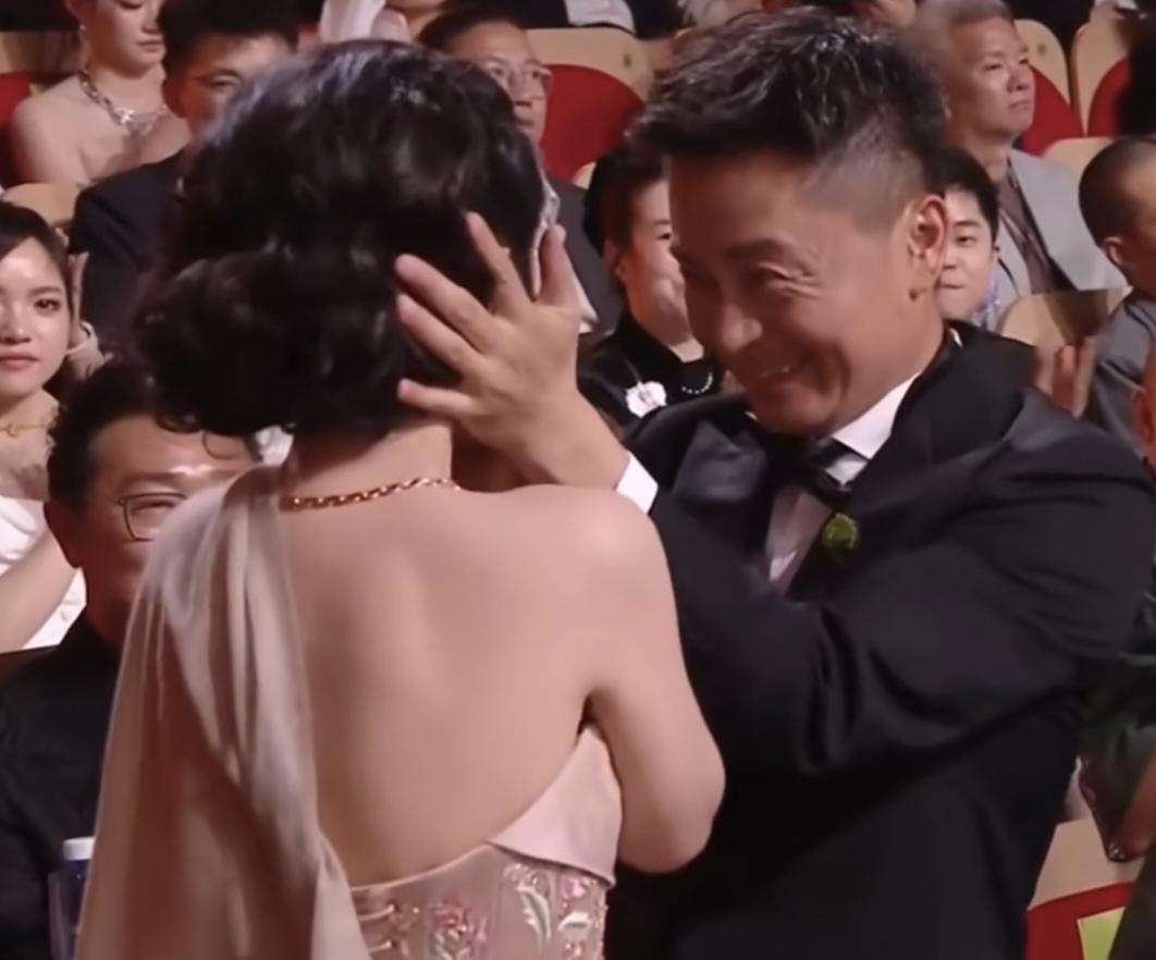 杨紫确定拿奖后，旁边有一位男士迅速起身，捧住了杨紫的双脸，动作看起来十分的亲密，