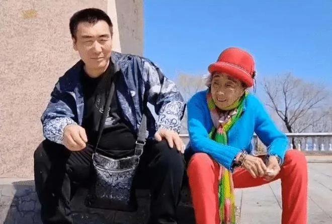 23岁小伙畸恋59岁大妈，实乃骗财骗色，最终被大妈一把菜刀“反杀”……

李某不