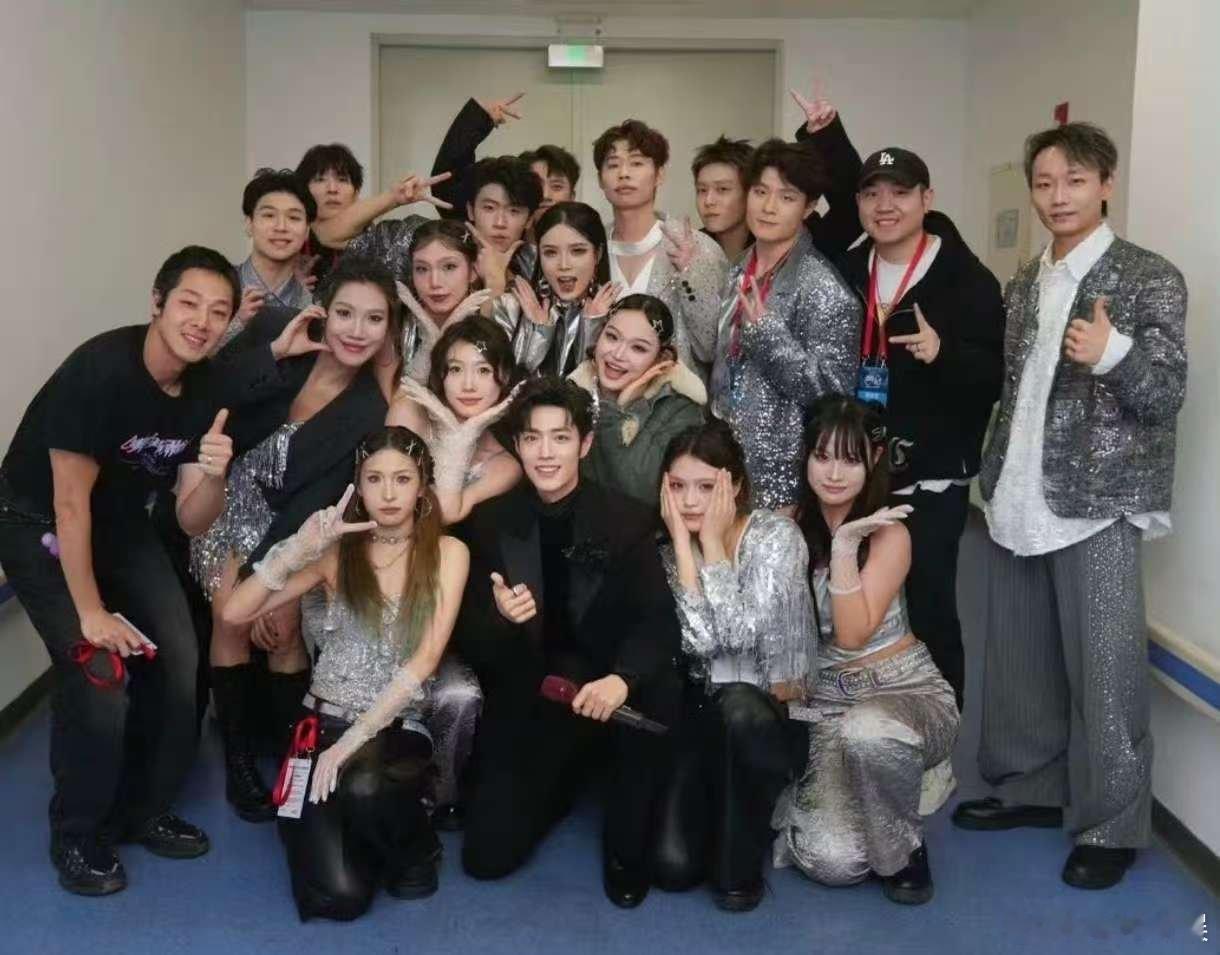 肖战和舞团合影肖战和舞团合照肖战和舞团的合影，好帅，