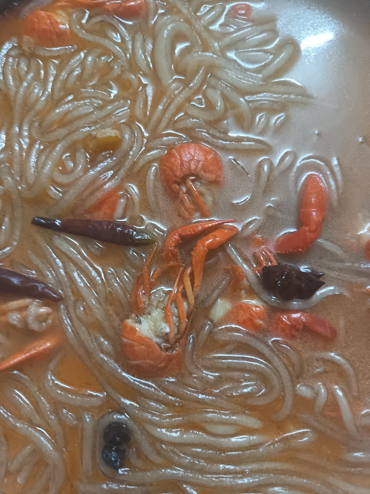 周日买的龙虾，还剩下一大碗，早上炒了之后加水和粗粉一起煮了当个早餐，味道还行哦！