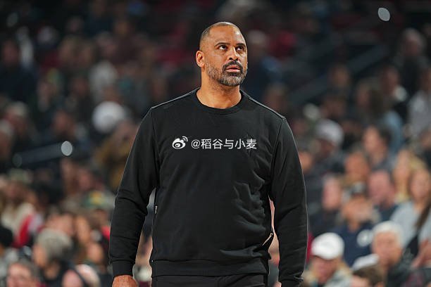 当年乌度卡在凯尔特人的套路是让斯马特持球，双探花旁边看着。如今乌度卡在火箭的套路