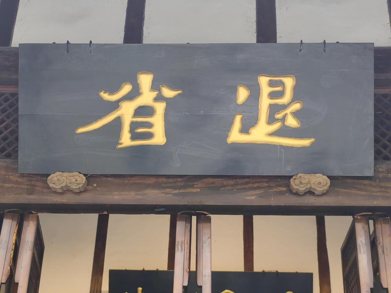 尊重员工参与管理的权利，重视员工的需要，积极回应员工关切，小平台背后肯定有很多人