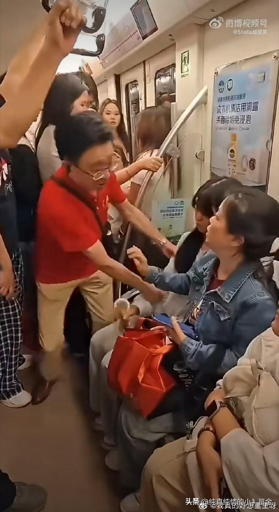 6月22日成都地铁2号线早高峰，一段车厢冲突视频引发全网热议。一对母女提前落座爱