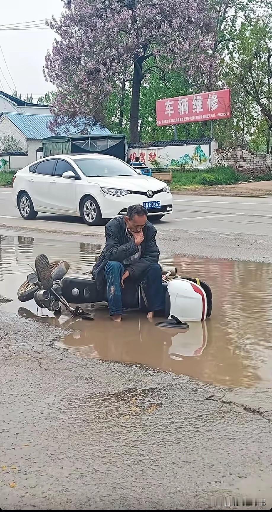 他这是怎么了，在路中间不好吧？