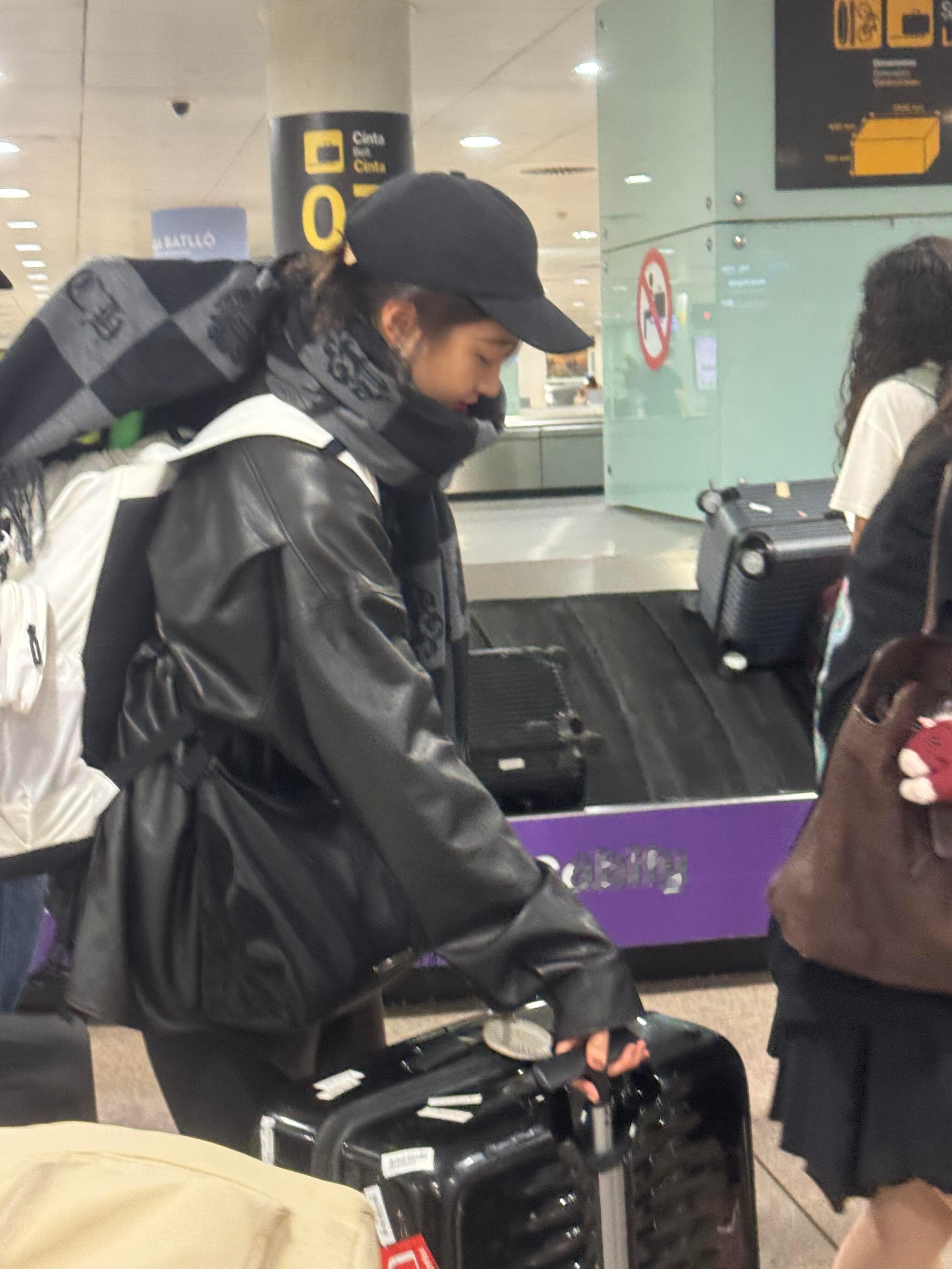 去国外旅游了，记得发明信片啊[拜托][拜托] ​​​