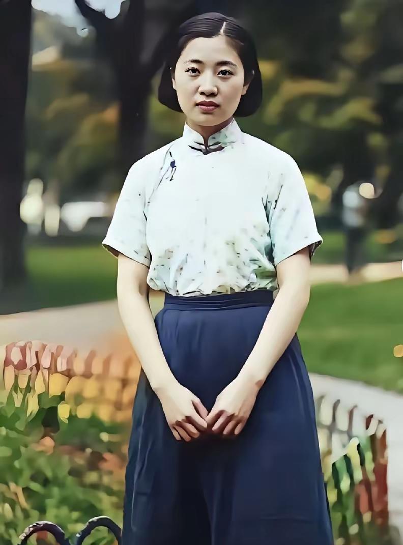 这是杨振宁夫人杜致礼年轻时的真实容貌，都看看吧，杜致礼的眼睛大又亮，天生丽质！