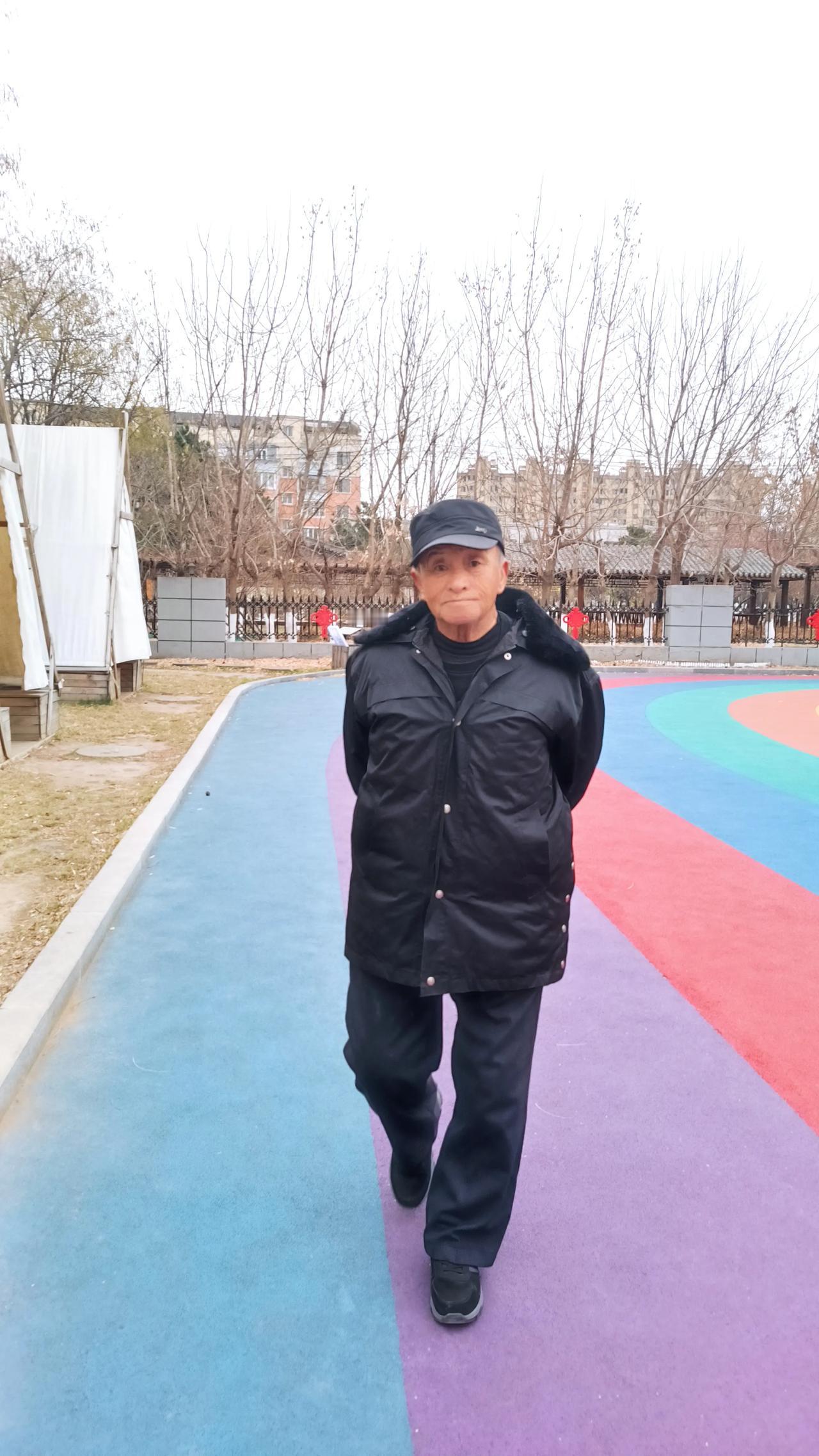 我爸这小老头儿[大笑]，80岁，但走起路来还可以用“矫健”这个词。
