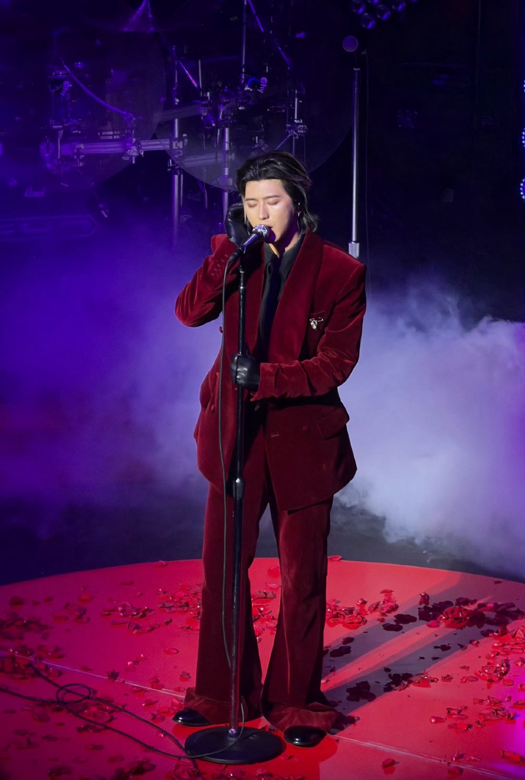 蔡徐坤2026KUN全球巡回演唱会 谁还没被蔡徐坤巡演首场舞台惊艳！红丝绒西装适