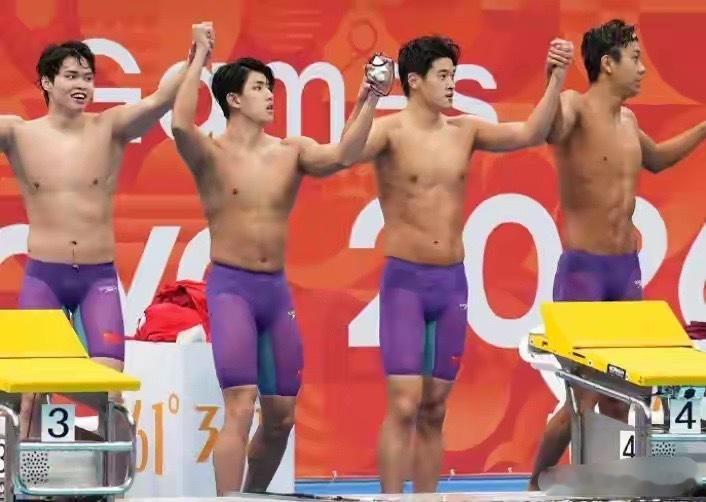 9月21日晚，男子4×200米自由泳接力决赛，中国队在最后转身仍落后的情况下，由