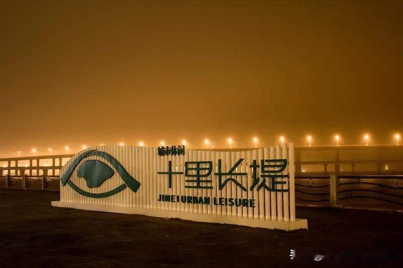 最近“望十里错错落落”这句下联在网上超火，大家都在绞尽脑汁想与之匹配的上联。这句