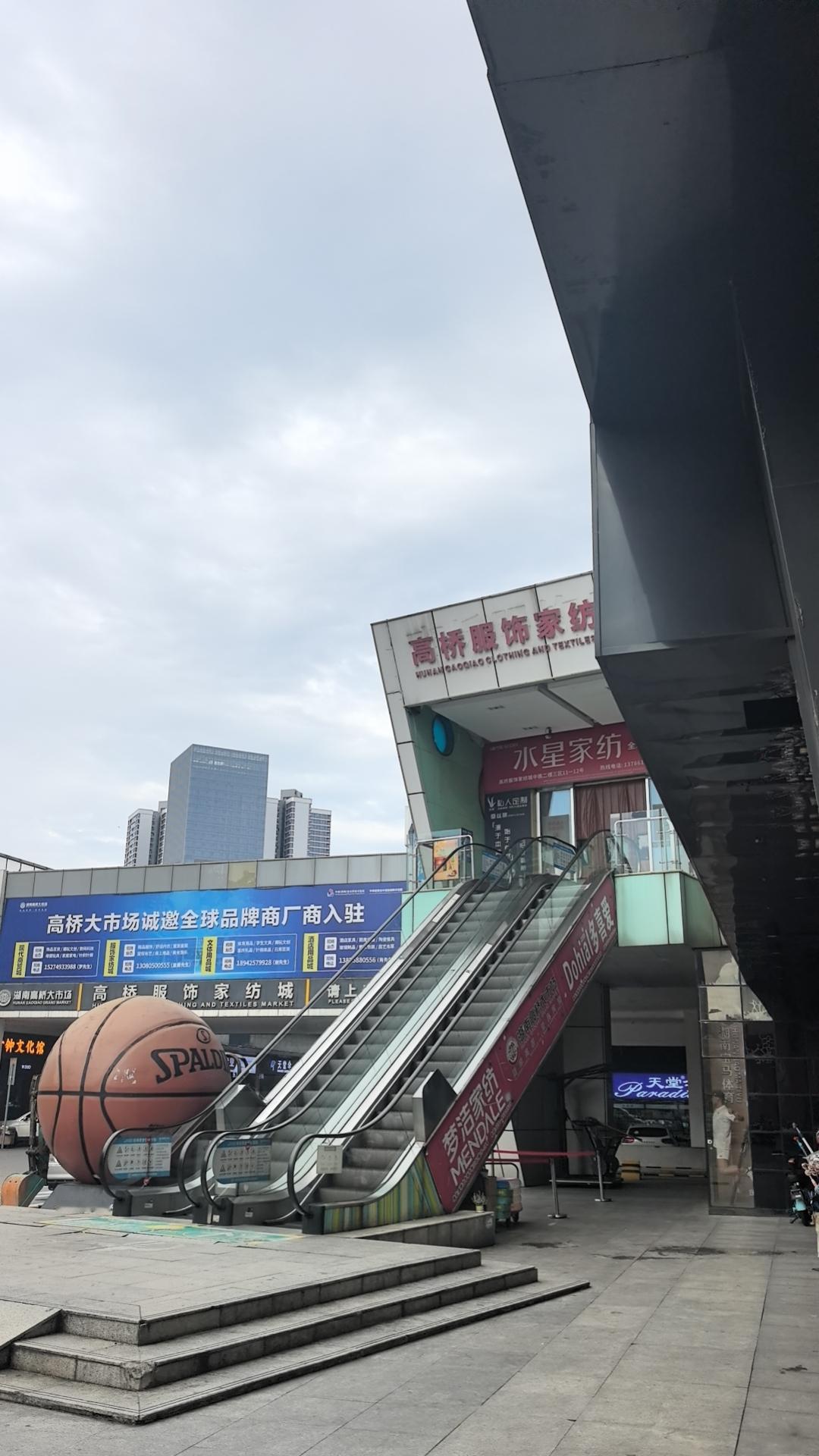 现在这行情，一个商户撑不撑得下去，签合同前我就看明白了。

前两个星期来了对小年