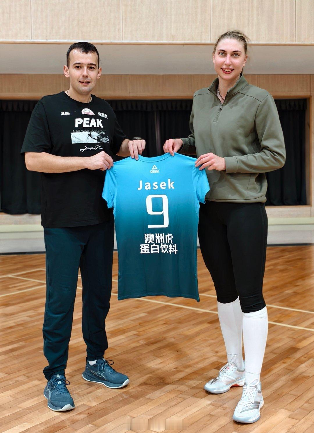 根据深圳中塞女排官方发布，波兰女排前国手接应亚塞克加入新赛季阵容，将身披9号球衣