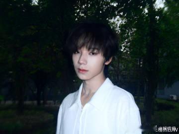 王橹杰完全忧郁男主 他的忧郁不是声嘶力竭的悲伤，而是纯白衣衫下静静流淌的河流，表