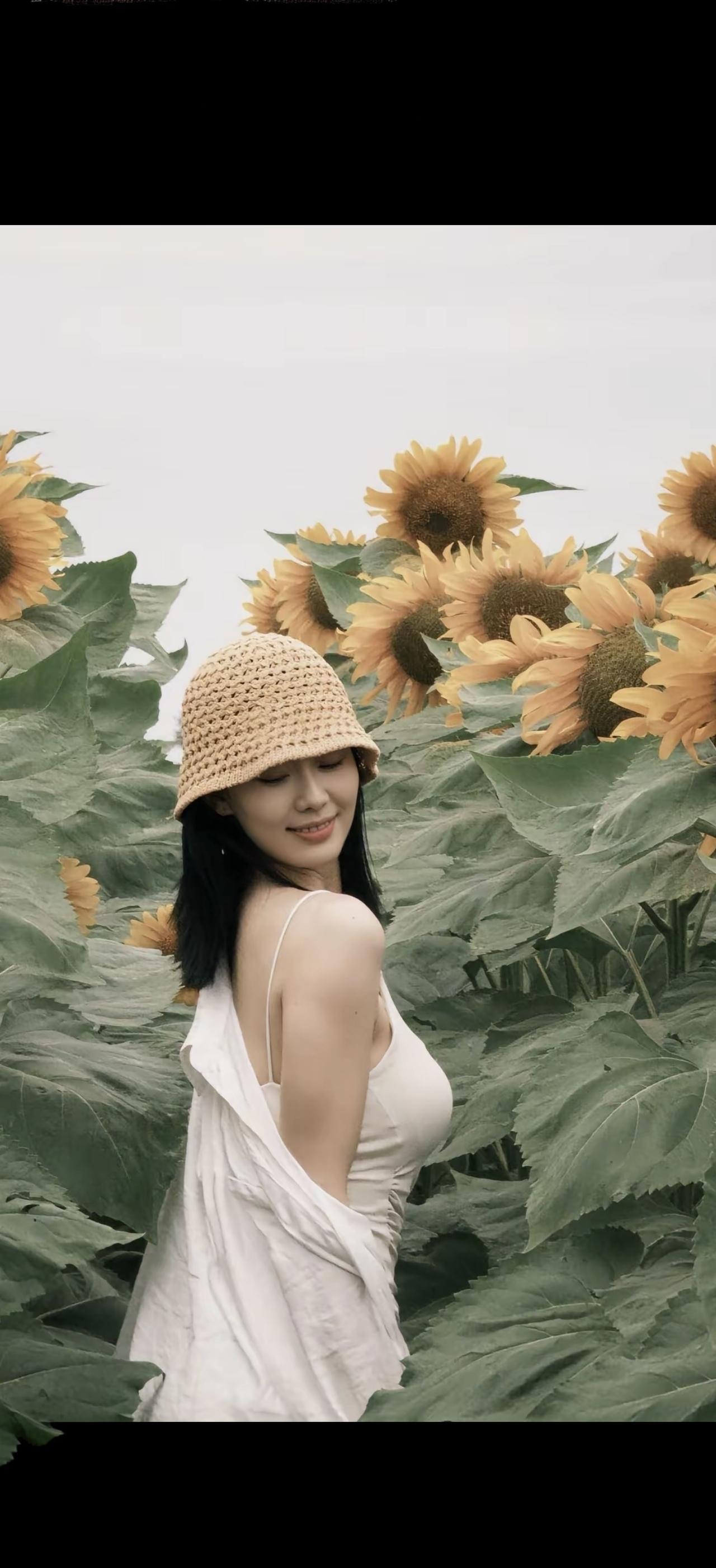 阳光明媚，花田里的小仙女。