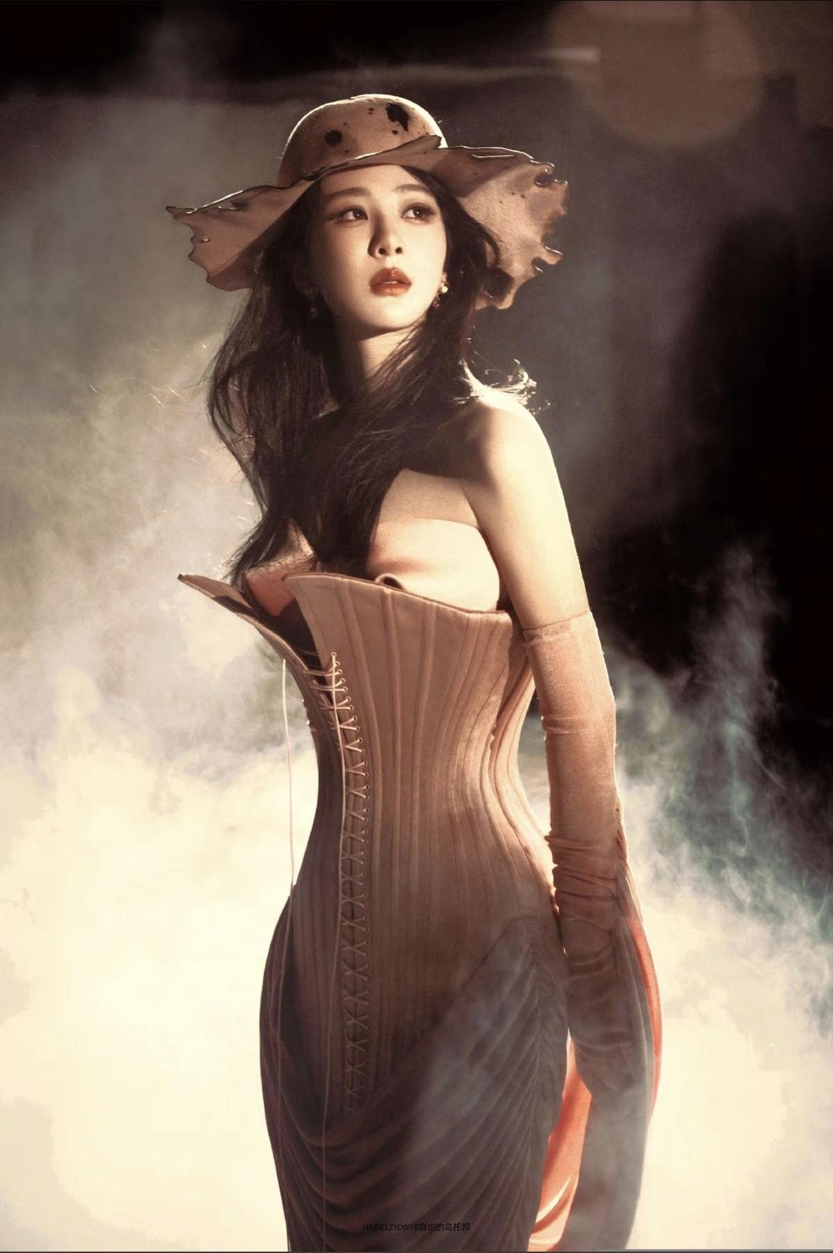 杨紫的时尚表现力绝了！这组生日大片每一帧都是壁纸级别的美[比心]从童星到实力派，