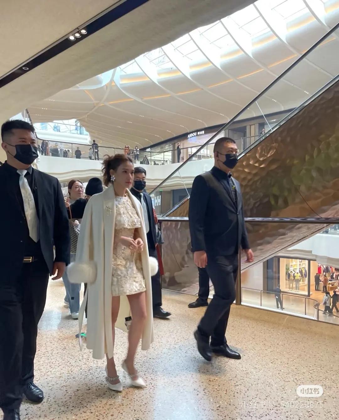 钱养人啊。
有钱了就贵气，
有钱买质感很好的衣服，
买顶级的护肤品还有钱美容，