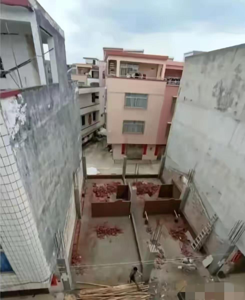 这就是建房建得晚的好处！两边墙都省了！[捂脸]