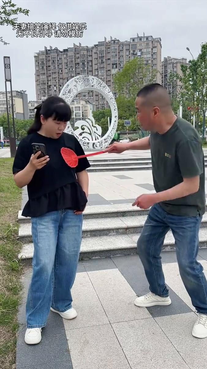 夫妻搞笑演绎仅供娱乐，无不良引导请勿模仿。
这哪有苍蝇？