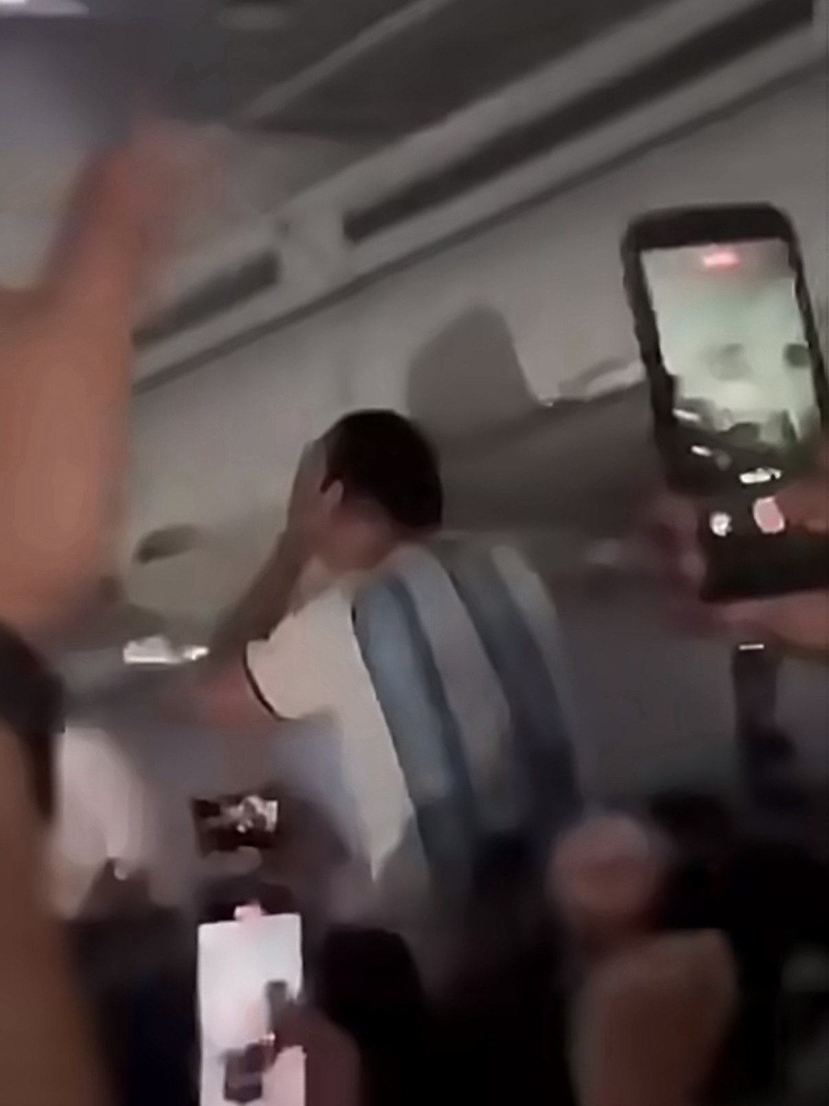 西班牙机长向乘客广播阿根廷夺冠这个机长玩笑开的有点过火了，万一碰到情绪不好的乘客