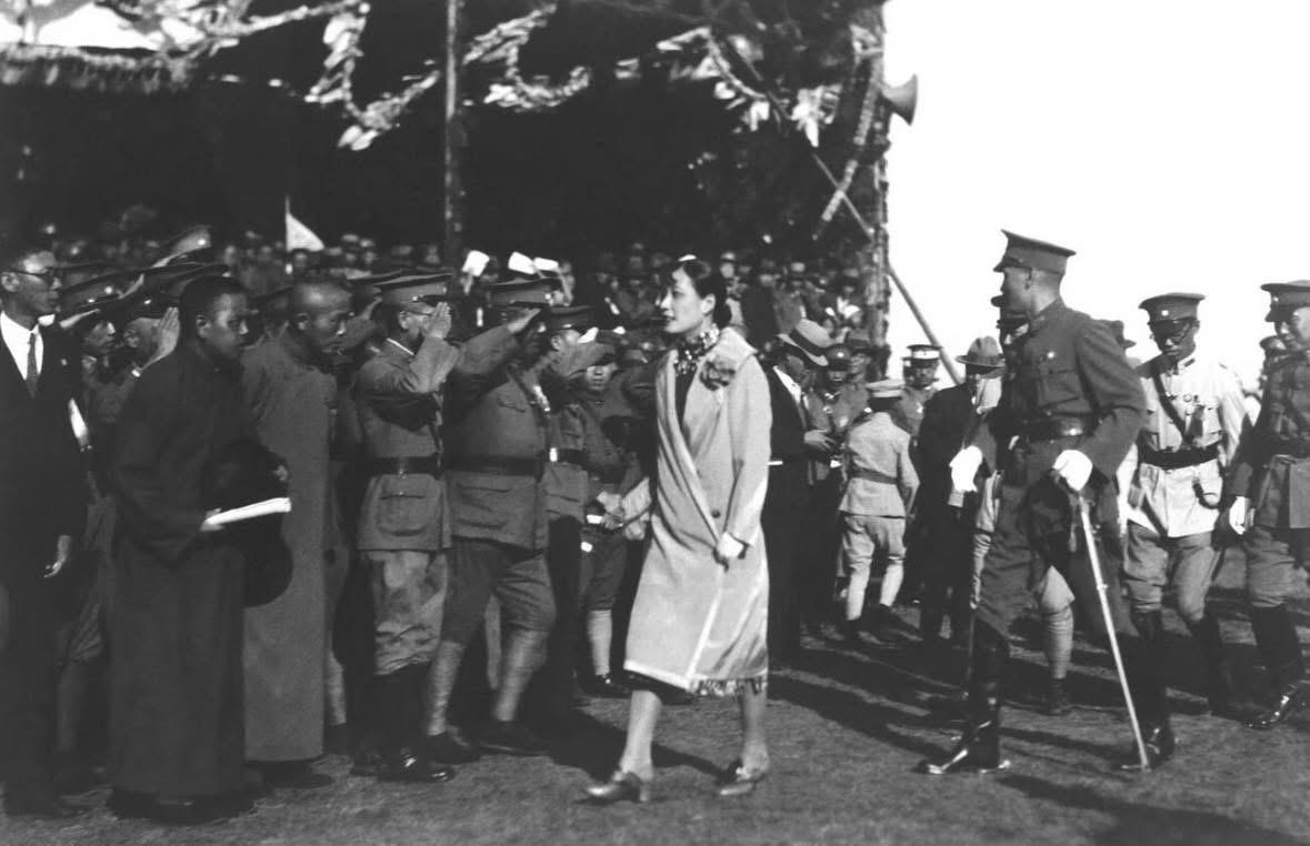 大家看出这对新婚不久的伉俪是谁了没？照片摄于北伐时期！老照片 历史人物