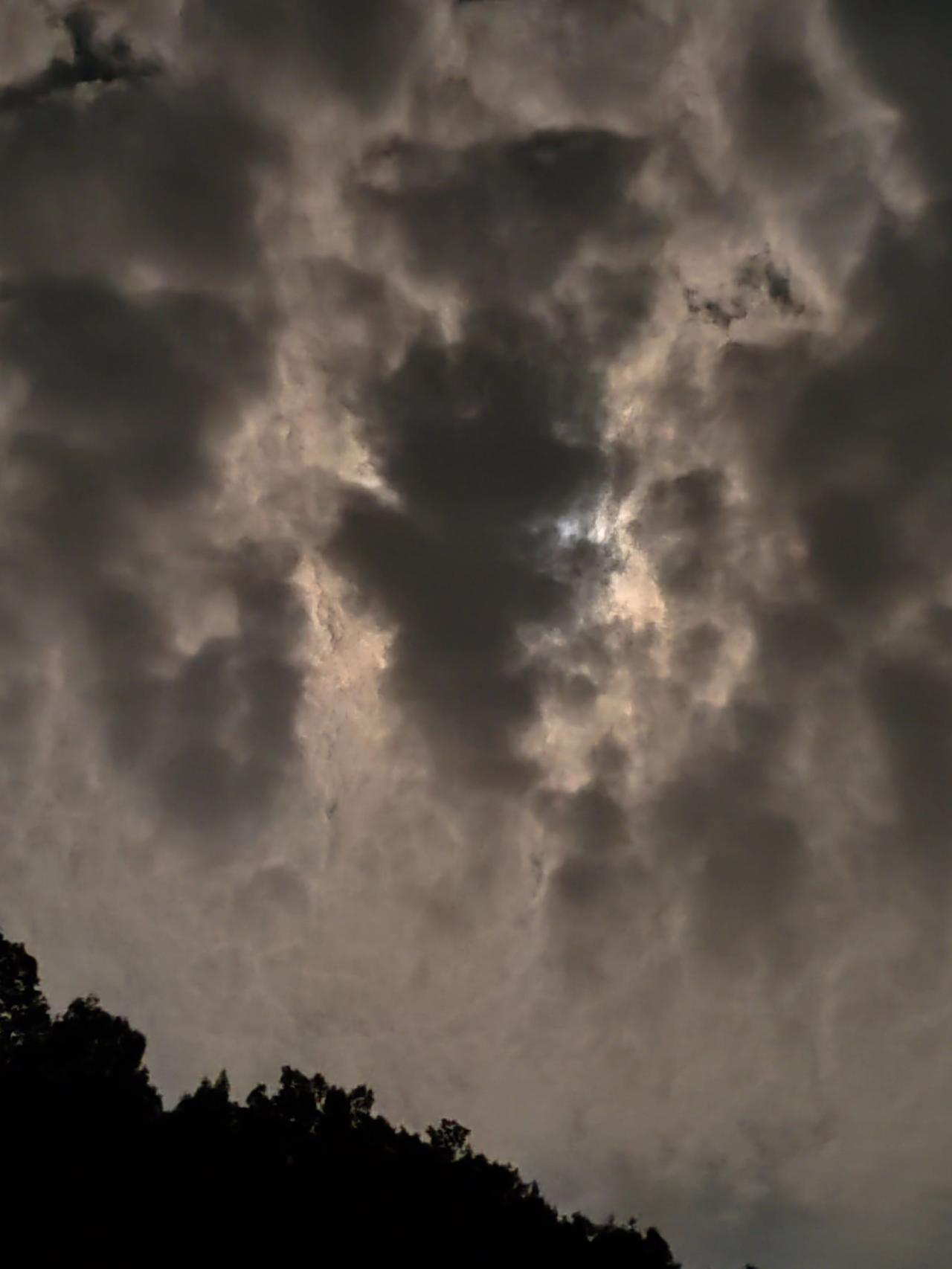 睡不着出来看月亮吧