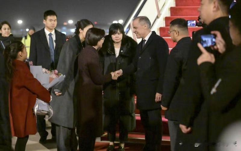 加拿大总理来中国访问了，这是时隔八年之后，加拿大总理的首次访华，李在明刚刚走，马