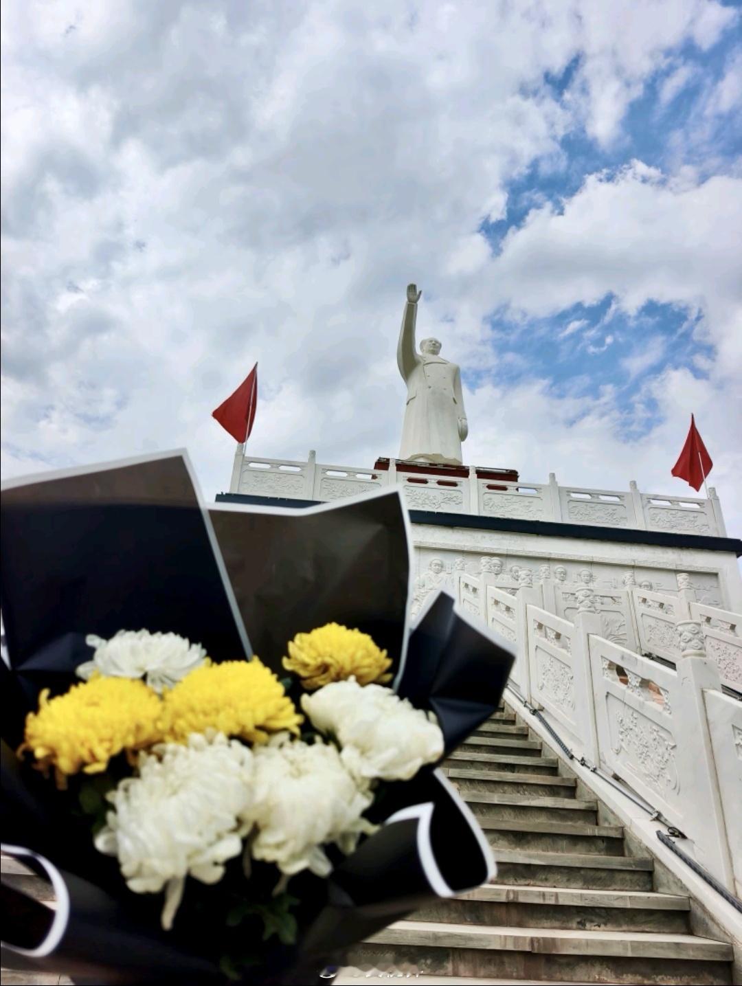 无论是教员的人生事迹，还是后人缅怀他的信息，都是海量的！哪有丰碑不立于人心。 ​