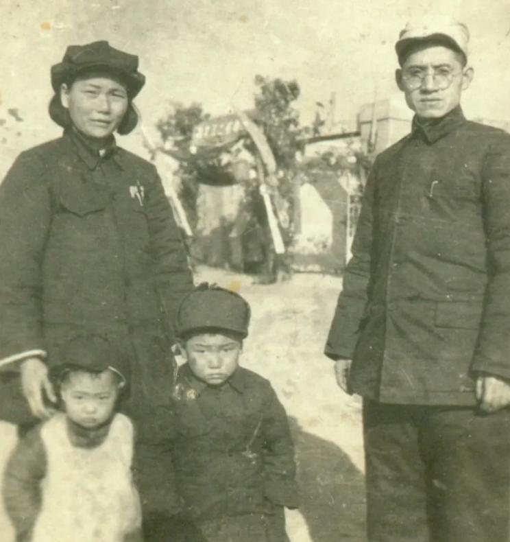 1939年延安工业展览会上，一支步枪把所有人都看愣了。这枪没名字，展览牌上就写了