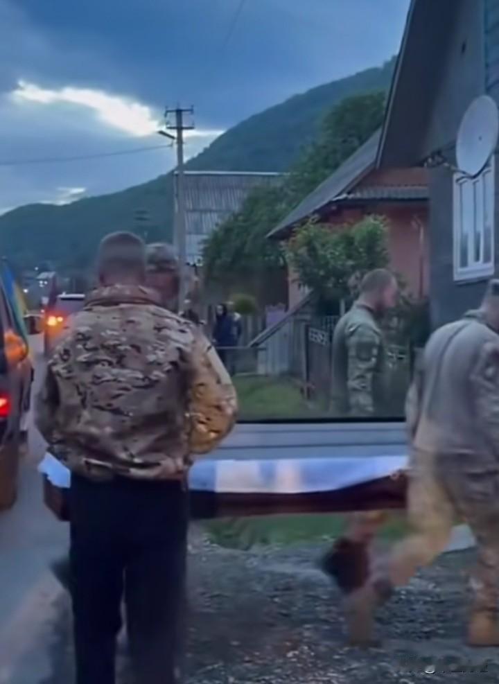 【悲壮】夕阳余晖下，一群乌克兰士兵抬着英雄，这场景悲壮得让人揪心。
想想乌克兰那