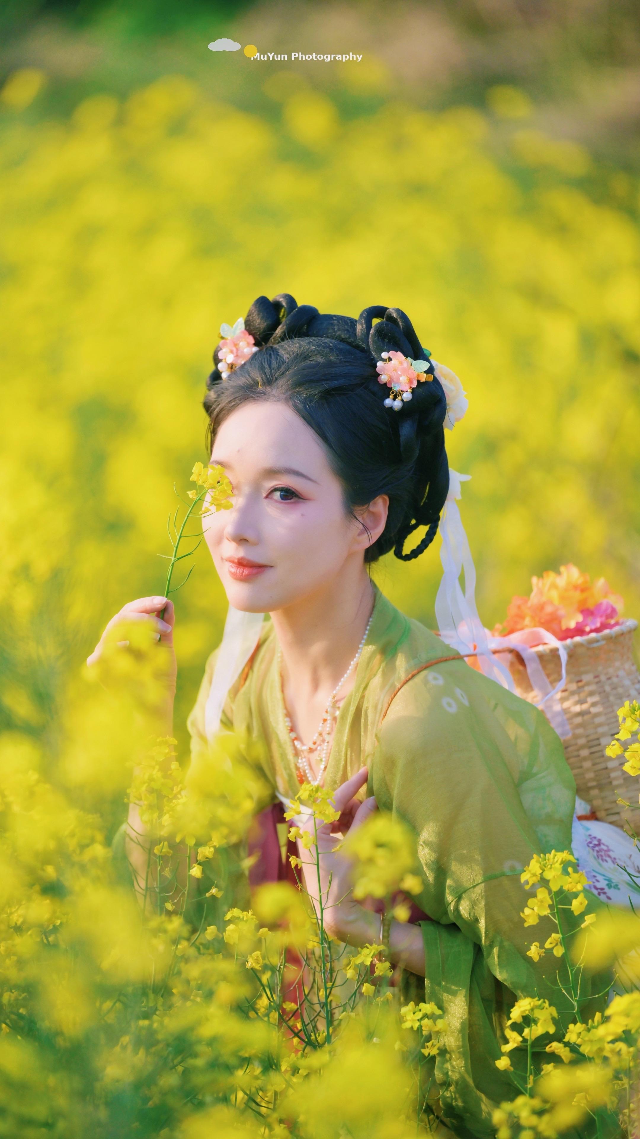 创作时可从汉服与油菜花的色彩搭配、展现的春日意境入手，融入古典诗词增添...