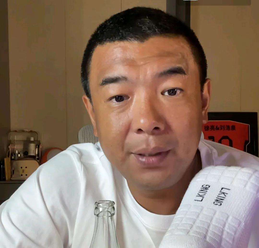 前国脚徐亮表示，他不理解米卢当年为什么不带上郑智参加世界杯。
徐亮在直播时表示，