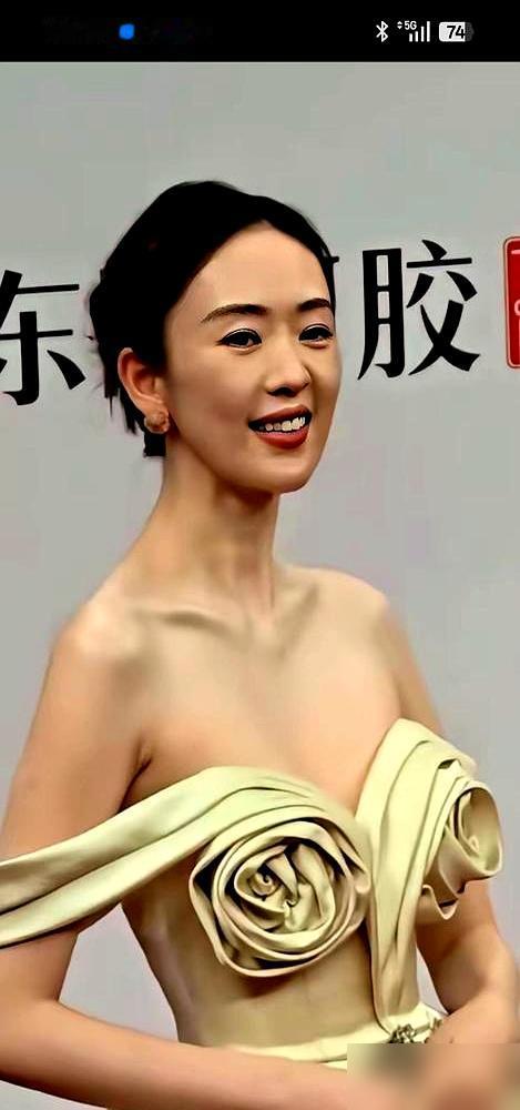 你敢信？戛纳刚发禁裸令，赵樱子穿透视裙赖着不走，被请离还反咬网友！
2025年