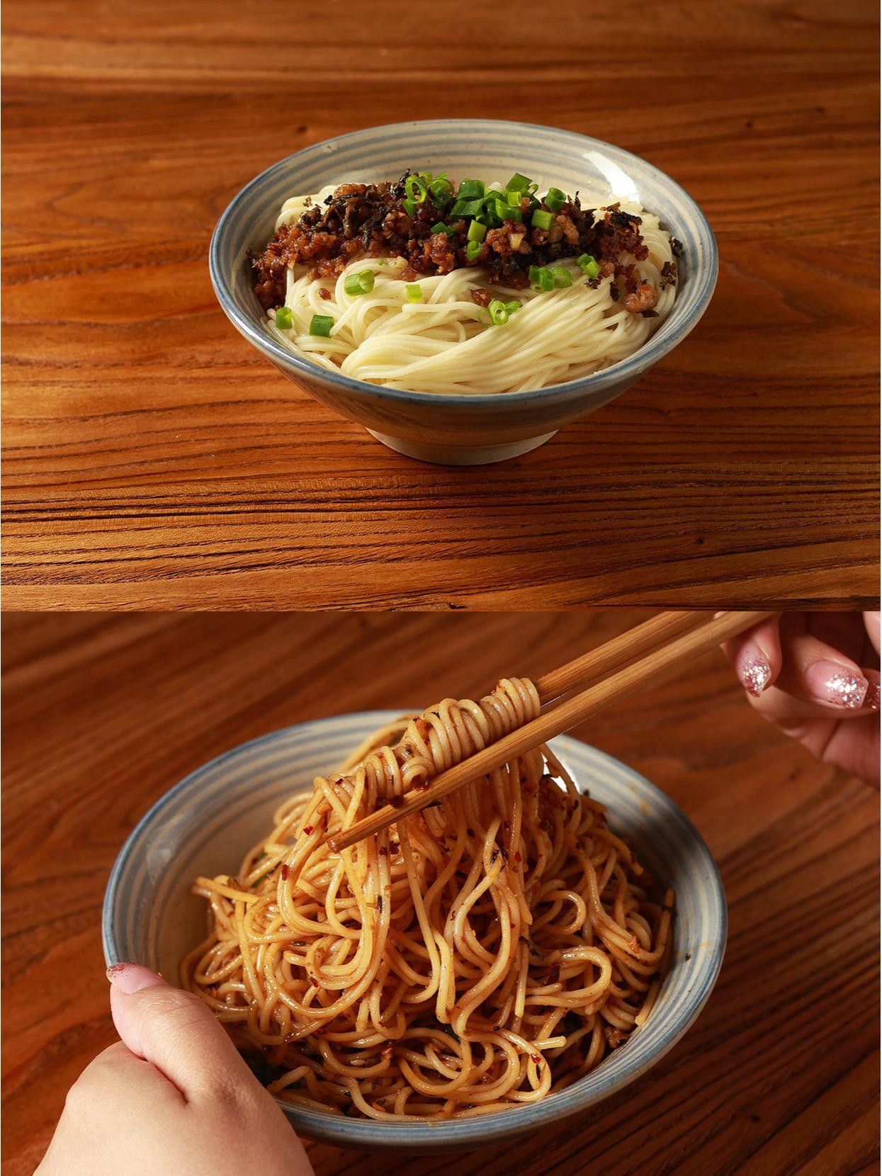 成都的小吃，担担面；担担面是最负盛名的四川街头小吃。

“担担面”这个名字，一开