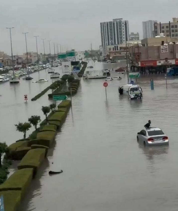 2026年3月23日阿联酋沙迦和迪拜等城市因75年来最高降雨量而遭受的洪灾，真是