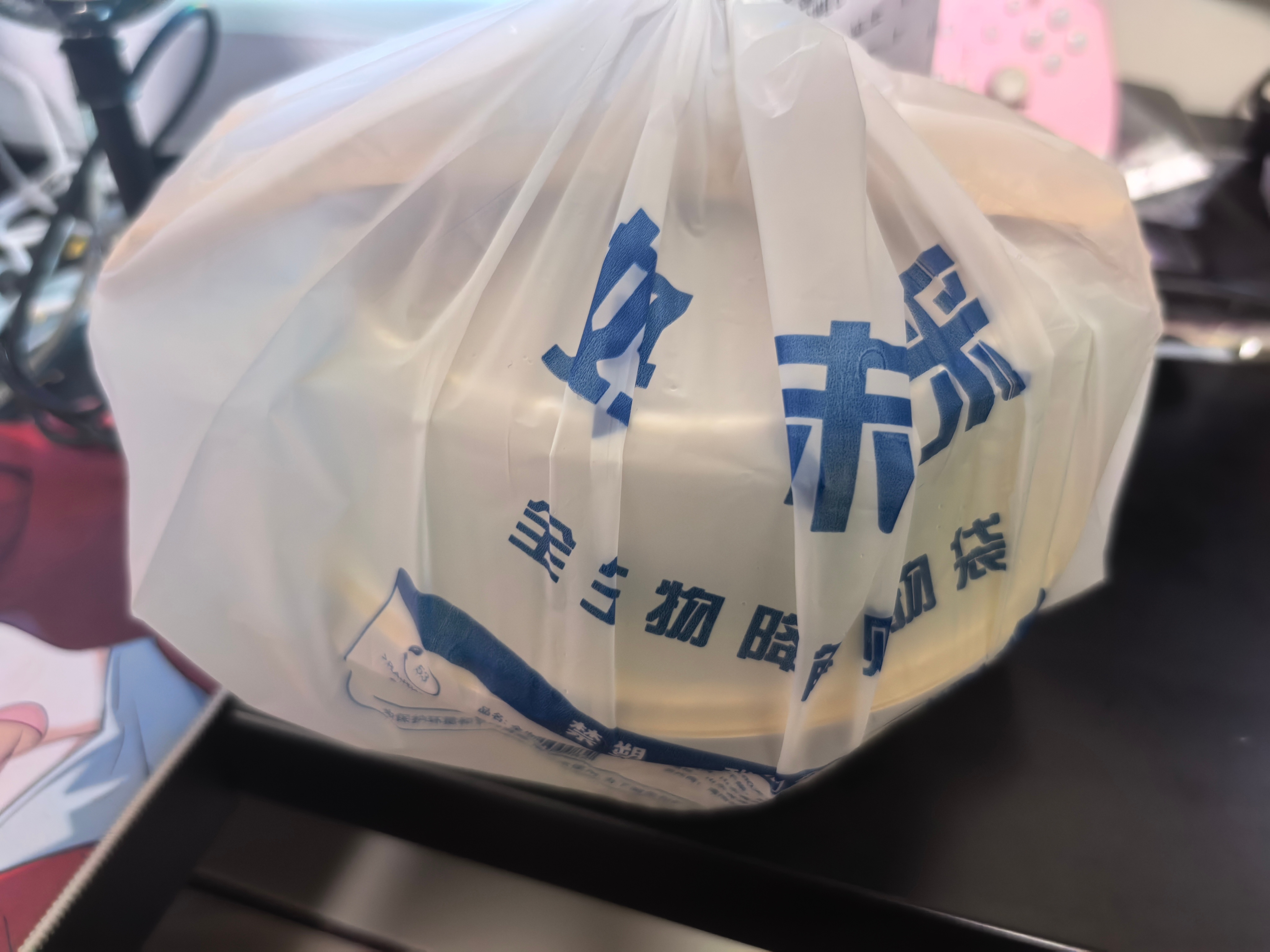看那个鸭腿鹅腿的新闻突然馋的不得了，买了一个鸭腿和一个鹅腿吃 