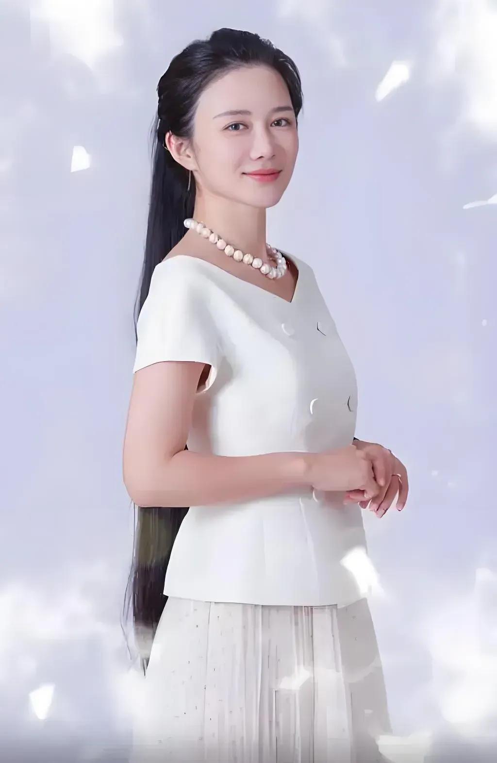张纪中的大名，估计没几个人不知道，但你知道他背后的女人——杜星霖吗？这位才女不仅