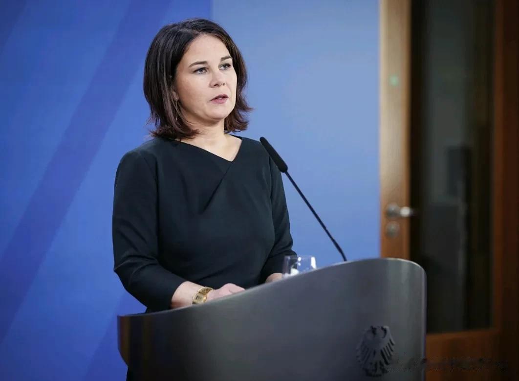 德国外长贝尔博克点名批评塞尔维亚了，要求塞尔维亚进行二选一！12月6日，根据法新