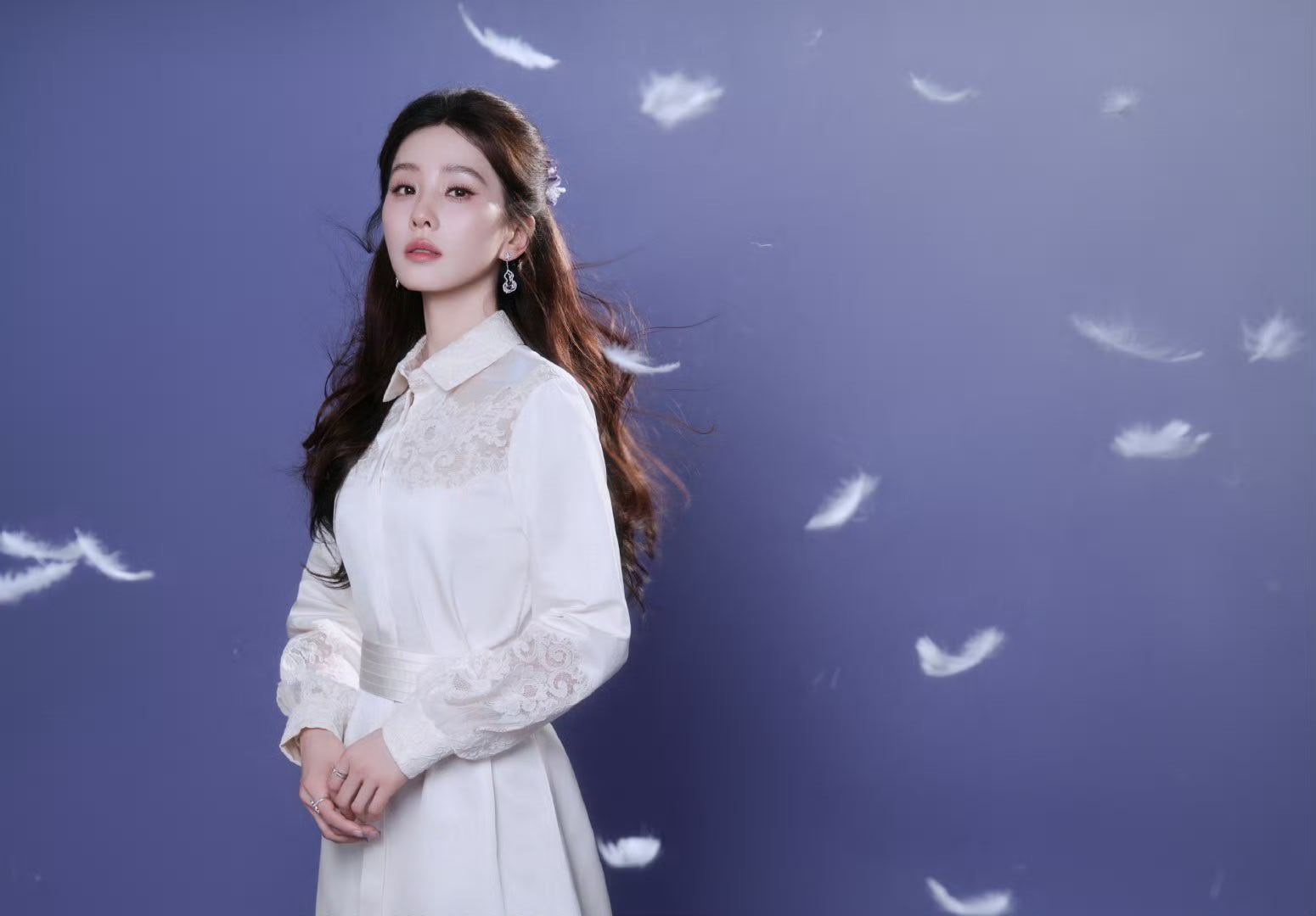 刘诗诗镂空衬衫国风裙  刘诗诗出席Bobbi Brown品牌活动的造型太绝了！一