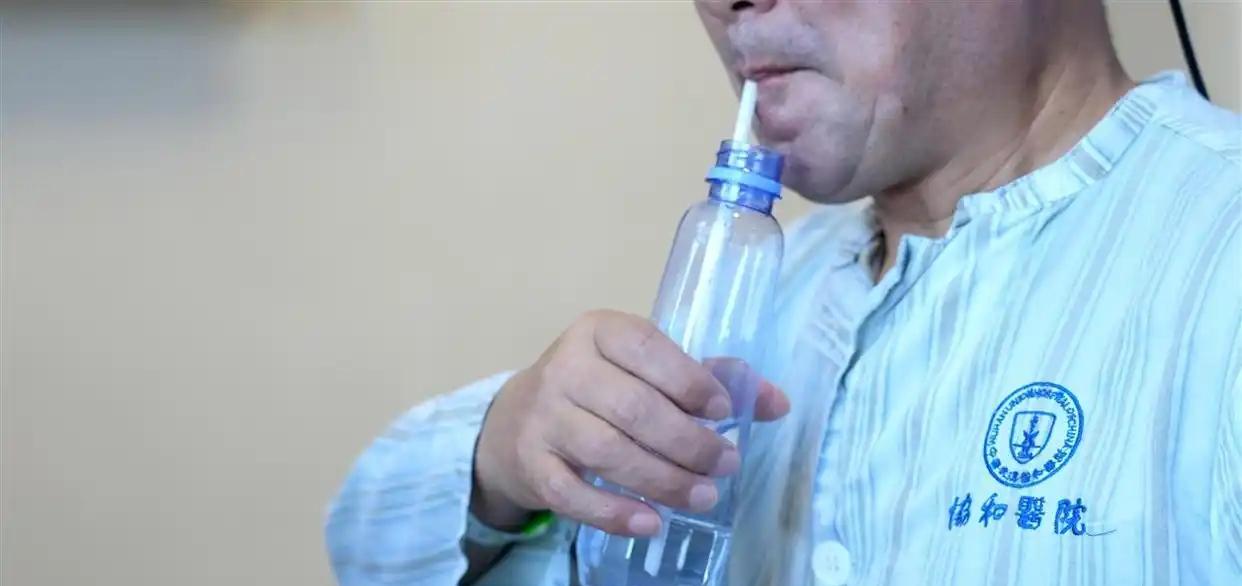 太牛了我的国！
国产脑机接口植入成功，偏瘫患者能喝水！
谁能想到“意念控物”真的