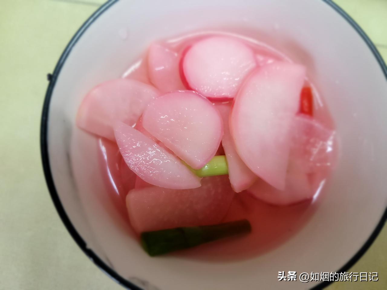 弟弟家在农村有房子，去年他把农村的房子装修一新，就把家搬到了农村。他昨天给送来很
